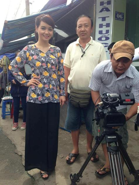 Bên cạnh đó, cô chia sẻ một hình ảnh lạ lẫm trong chiếc áo bà ba trên trang cá nhân: "Lâu lắm rồi mới được mặc áo bà ba, nhìn ra dáng thôn nữ quá. Một cảnh trong phim "Đời như tiệc". Bên cạnh đó, cô chia sẻ một hình ảnh lạ lẫm trong chiếc áo bà ba trên trang cá nhân: "Lâu lắm rồi mới được mặc áo bà ba, nhìn ra dáng thôn nữ quá. Một cảnh trong phim "Đời như tiệc".