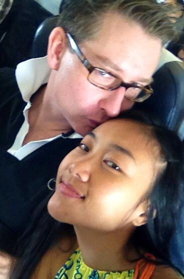 e Đoan Trang khoe ảnh tình tứ bên chồng cùng lời tâm sự: "Tháp tùng theo chồng đi công tác vùng xa Ubon. Ngồi trên máy bay, hai anh em kể đủ thứ chuyện vui hồi nhỏ đi học... Nào là cắm trại, nào là thầy cô, bạn bè, và còn có cả những trò phá phách như trét mắt mèo nữa... Hoá ra tuổi học trò của Việt Nam và Thuỵ Điển cũng giống nhau phết!" e Đoan Trang khoe ảnh tình tứ bên chồng cùng lời tâm sự: "Tháp tùng theo chồng đi công tác vùng xa Ubon. Ngồi trên máy bay, hai anh em kể đủ thứ chuyện vui hồi nhỏ đi học... Nào là cắm trại, nào là thầy cô, bạn bè, và còn có cả những trò phá phách như trét mắt mèo nữa... Hoá ra tuổi học trò của Việt Nam và Thuỵ Điển cũng giống nhau phết!"