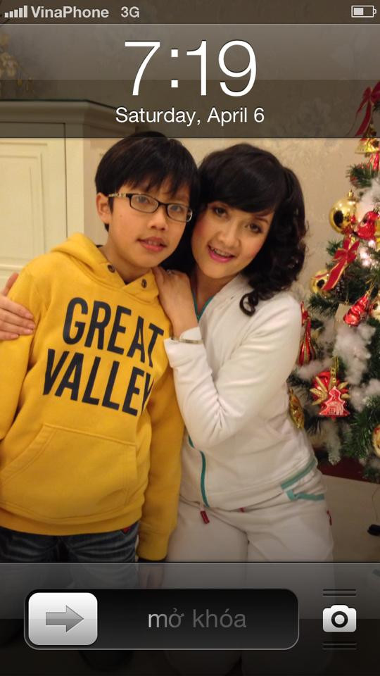 Chia sẻ trên trang cá nhân, Vân Dung thể hiện tình yêu với cậu con trai của mình. Cô chia sẻ: "Nụ cười của con là hạnh phúc của cuộc đời mẹ.... Mẹ yêu con nhiều lắm!" Chia sẻ trên trang cá nhân, Vân Dung thể hiện tình yêu với cậu con trai của mình. Cô chia sẻ: "Nụ cười của con là hạnh phúc của cuộc đời mẹ.... Mẹ yêu con nhiều lắm!"