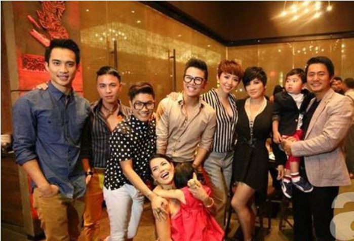 Trizzie Phương Trinh đứng cạnh Tóc Tiên trong tiệc sinh nhật của Trúc Linh. Trizzie Phương Trinh đứng cạnh Tóc Tiên trong tiệc sinh nhật của Trúc Linh.