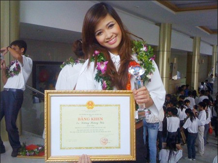 Dương Hoàng Yến là một trong 30 sinh viên tiêu biểu toàn quốc năm 2011. Dương Hoàng Yến là một trong 30 sinh viên tiêu biểu toàn quốc năm 2011.
