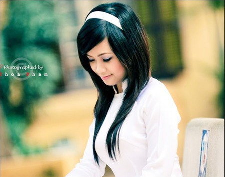 Sau thành công này, Dương Hoàng Yến không chọn cách tiếp tục phát triển sự nghiệp âm nhạc mà theo đuổi con đường học vấn tại trường CĐ Văn hóa nghệ thuật Hà Nội. Bất ngờ hơn nữa, cô còn là thủ khoa trong kỳ thi đầu vào của trường năm đó. Ở thời điểm đó, chia sẻ về "chiến tích" này, hot girl của The Voice 2013 tỏ ra khá khiêm tốn: "Yến cảm thấy rất vui khi biết tin mình đỗ thủ khoa trường Cao đẳng Nghệ thuật Hà Nội. Nhưng Yến không bao giờ tự mãn với kết quả ấy mà coi nó như một động lực giúp mình phấn đấu hơn để chinh phục được những thử thách trước mắt". Sau thành công này, Dương Hoàng Yến không chọn cách tiếp tục phát triển sự nghiệp âm nhạc mà theo đuổi con đường học vấn tại trường CĐ Văn hóa nghệ thuật Hà Nội. Bất ngờ hơn nữa, cô còn là thủ khoa trong kỳ thi đầu vào của trường năm đó. Ở thời điểm đó, chia sẻ về "chiến tích" này, hot girl của The Voice 2013 tỏ ra khá khiêm tốn: "Yến cảm thấy rất vui khi biết tin mình đỗ thủ khoa trường Cao đẳng Nghệ thuật Hà Nội. Nhưng Yến không bao giờ tự mãn với kết quả ấy mà coi nó như một động lực giúp mình phấn đấu hơn để chinh phục được những thử thách trước mắt".
