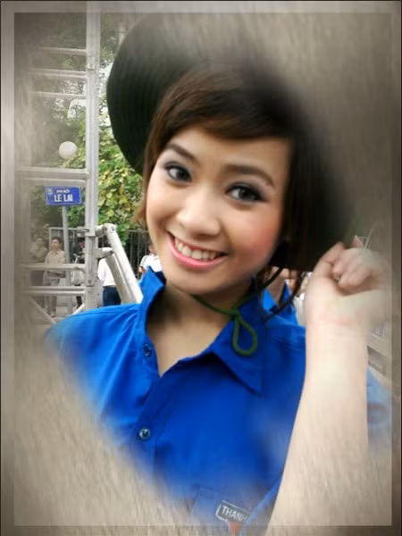 Bên cạnh đó, cô cũng rất tích cực tham gia các hoạt động xã hội.