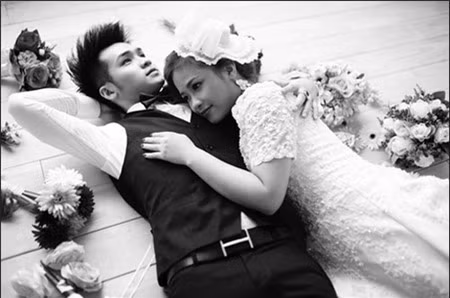 Năm 2012, tên tuổi của Dương Hoàng Yến được nhắc tới khá nhiều vì chuyện tình cảm cùng Vũ Hà Anh - hotboy của Sao Mai điểm hẹn. Hai người đã quen nhau khá nhiều năm khi cùng học tại trường Văn hóa nghệ thuật Hà Nội.