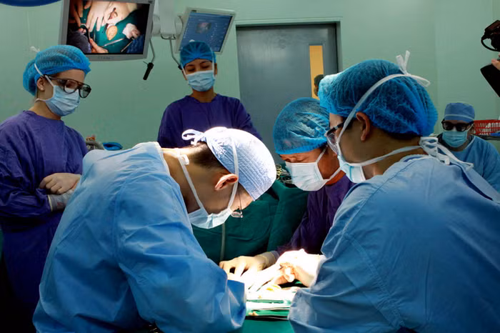 Ca phẫu thuật cho bệnh nhân bị bỏng diện rộng ở mặt, mất vành tai phải.