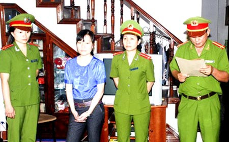 Cơ quan điều tra Công an tỉnh Thừa Thiên - Huế đọc lệnh khởi tố bị can đối với Lê Thị Lệ Hằng.(Ảnh: CAND online)