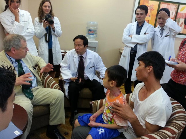 GS Joseph Mark Rosen và GS Nguyễn Thanh Liêm (Giám đốc Vinmec) đang trao đổi về bệnh tình của cháu Nguyễn Hữu Việt Hoàng, 9 tuổi ở Thanh Hóa bị ly thượng bị bóng nước bẩm sinh.