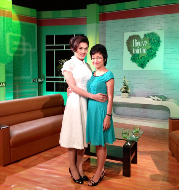 MC Thảo Vân đăng tải bức hình chụp cùng Lâm Chí Khanh sau buổi quay hình chương trình Hiểu về trái tim, chị chia sẻ xúc động: "Nghe bạn ấy tâm sự, thấy cảm động, hiểu hơn nhiều điều... Nữ ca sỹ Lâm Chi Khanh giờ đã hạnh phúc hơn xưa...". MC Thảo Vân đăng tải bức hình chụp cùng Lâm Chí Khanh sau buổi quay hình chương trình Hiểu về trái tim, chị chia sẻ xúc động: "Nghe bạn ấy tâm sự, thấy cảm động, hiểu hơn nhiều điều... Nữ ca sỹ Lâm Chi Khanh giờ đã hạnh phúc hơn xưa...".