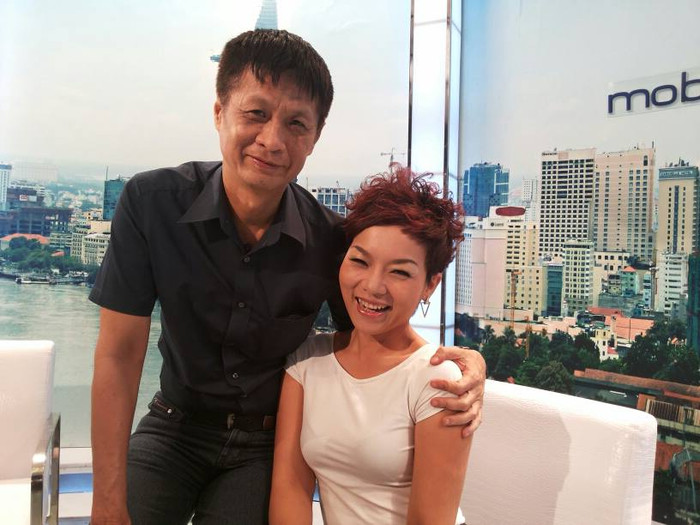 Ca sỹ Thái Thùy Linh post ảnh cười rạng rỡ bên đạo diễn Lê Hoàng. Ca sỹ Thái Thùy Linh post ảnh cười rạng rỡ bên đạo diễn Lê Hoàng.