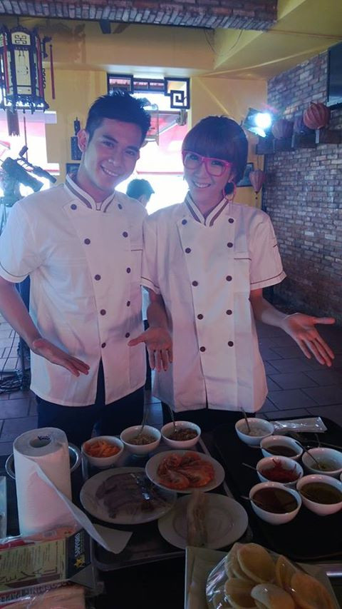 Ngọc Quyên chia sẻ khoảnh khắc rạng rỡ bên cạnh Hồ Vĩnh Khoa trong chương trình "Nấu ăn cùng sao" kèm status "Cả nhà xem hai đầu bếp làm ăn thế nào?" Ngọc Quyên chia sẻ khoảnh khắc rạng rỡ bên cạnh Hồ Vĩnh Khoa trong chương trình "Nấu ăn cùng sao" kèm status "Cả nhà xem hai đầu bếp làm ăn thế nào?"