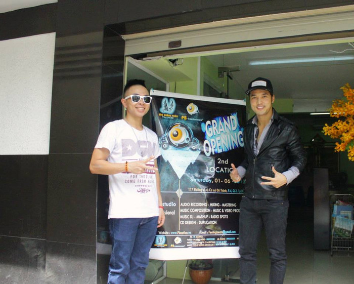 Ưng Hoàng Phúc khỏe ảnh khai trương công ty mới "Ưng Hoàng Phúc Full House" của mình. Ưng Hoàng Phúc khỏe ảnh khai trương công ty mới "Ưng Hoàng Phúc Full House" của mình.