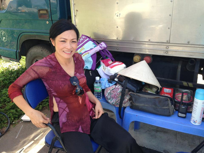 Bà "Chủ quán cà phê cóc" có phút nghỉ ngơi với đoàn làm phim. Bà "Chủ quán cà phê cóc" có phút nghỉ ngơi với đoàn làm phim.