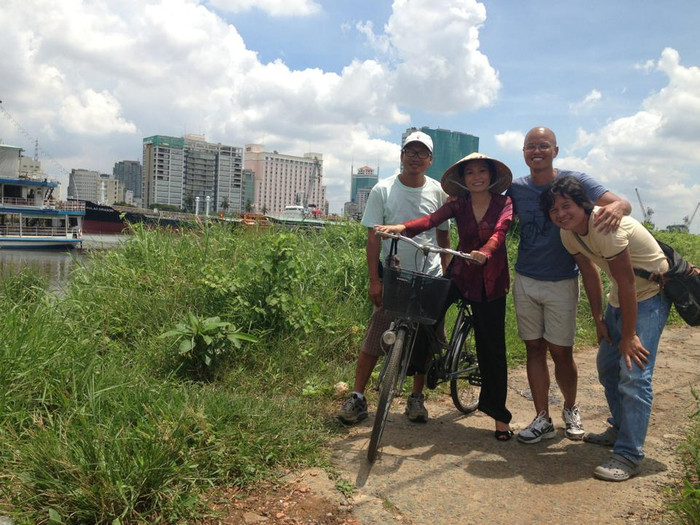 Phương Thanh chụp hình cùng đoàn làm phim và đạo diễn Vũ Ngọc Đãng. Phương Thanh chụp hình cùng đoàn làm phim và đạo diễn Vũ Ngọc Đãng.