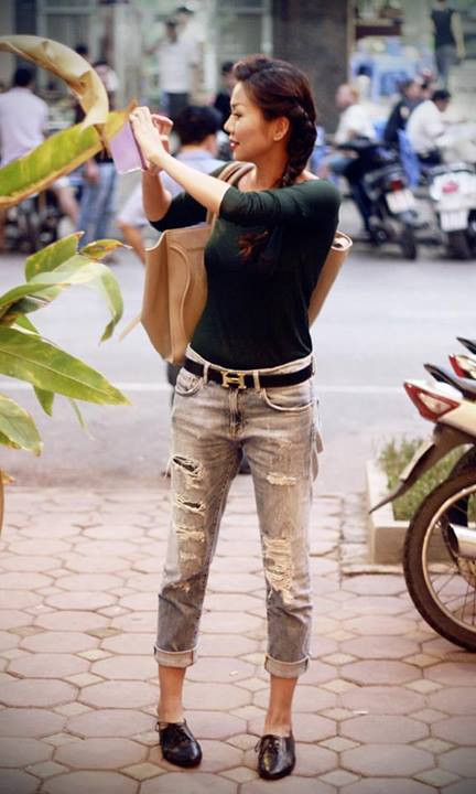 Thanh Hằng chuyên nghiệp trong "công việc mới". Cô tinh nghịch chia sẻ:"Pé tác nghiệp.. .cũng ra dáng nhiếp ảnh nhỉ, hé hé" Thanh Hằng chuyên nghiệp trong "công việc mới". Cô tinh nghịch chia sẻ:"Pé tác nghiệp.. .cũng ra dáng nhiếp ảnh nhỉ, hé hé"