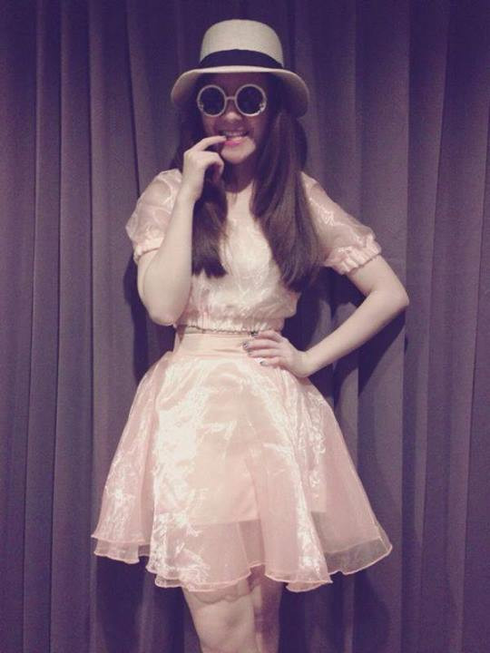 Yến Nhi nhí nhảnh khoe ảnh trên trang cá nhân kèm lời chú thích đáng yêu: "Lớn rồi còn bị bệnh cắn móng tay nè". Yến Nhi nhí nhảnh khoe ảnh trên trang cá nhân kèm lời chú thích đáng yêu: "Lớn rồi còn bị bệnh cắn móng tay nè".