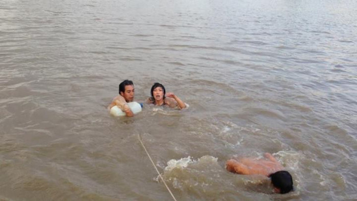 Chị Chanh chia sẻ một cảnh quay trong phim cô đang đóng trên trang cá nhân khiến fans được phen hú vía. Chị Chanh chia sẻ một cảnh quay trong phim cô đang đóng trên trang cá nhân khiến fans được phen hú vía.