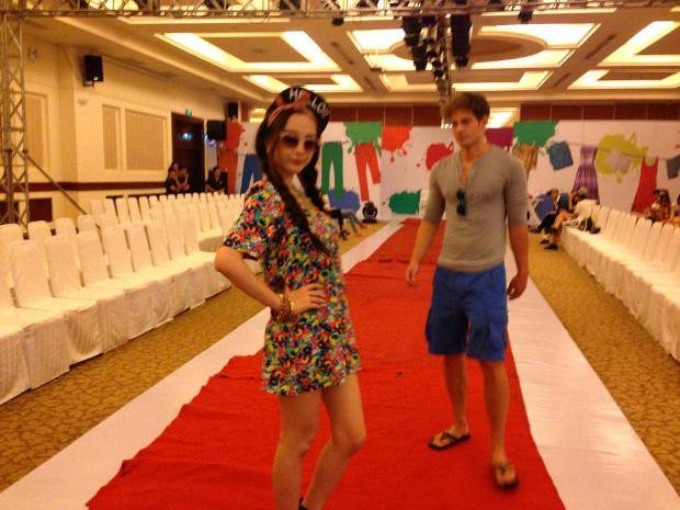 Angela Phương Trinh xuất hiện trong vai trò mới, cô cho biết: "Mọi người ơi, có ai tò mò muốn thấy Trinh xuất hiện với với vai trò người mẫu không?" Angela Phương Trinh xuất hiện trong vai trò mới, cô cho biết: "Mọi người ơi, có ai tò mò muốn thấy Trinh xuất hiện với với vai trò người mẫu không?"