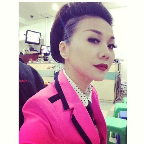 Bức ảnh cá tính được Thanh Hằng chia sẻ trên trang cá nhân."Gọi là cô nàng áo hồng hay anh chàng áo hồng. Hihi", cô tinh nghịch chia sẻ.