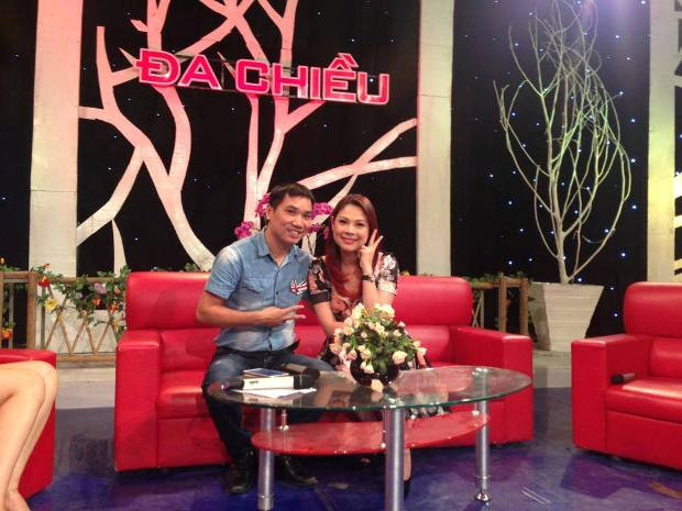 Búp bê biết hát Thanh Thảo chia sẻ hình ảnh tại trường quay. Cô vui vẻ tâm sự: "Đi quay chương trình Đa Chiều thật thú vị về đề tài thù lao ca sĩ". Búp bê biết hát Thanh Thảo chia sẻ hình ảnh tại trường quay. Cô vui vẻ tâm sự: "Đi quay chương trình Đa Chiều thật thú vị về đề tài thù lao ca sĩ".