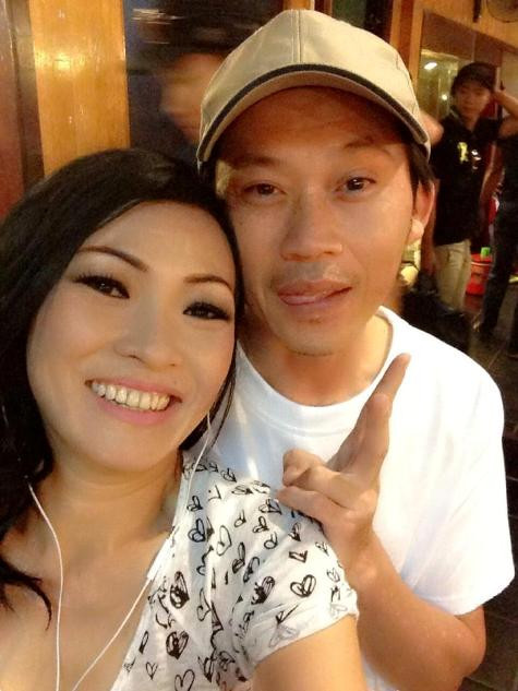 Chị Chanh rạng rỡ chụp hình cùng danh hài Hoài Linh khi than gia chương trình Tuổi thần tiên.