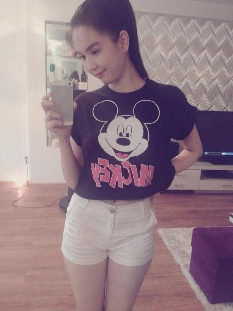 Ngọc Trinh xuất hiện với phong cách đơn giản.