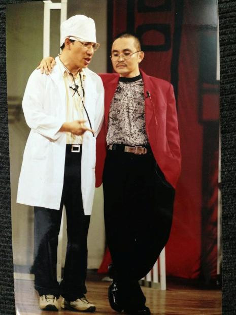 Xuân Hinh chia sẻ một bức hình chụp cùng diễn viên Quang Thắng trên trang cá nhân. Anh chú thích: "Một kỷ niệm khó quên với chú em Quang Thắng" Xuân Hinh chia sẻ một bức hình chụp cùng diễn viên Quang Thắng trên trang cá nhân. Anh chú thích: "Một kỷ niệm khó quên với chú em Quang Thắng"