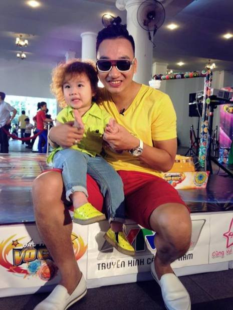 MC Thành Trung đang ảnh chụp cùng con gái. Anh vui vẻ cho biết "Con gái đi xem ba quay chương trình Đấu trường vô cực". MC Thành Trung đang ảnh chụp cùng con gái. Anh vui vẻ cho biết "Con gái đi xem ba quay chương trình Đấu trường vô cực".
