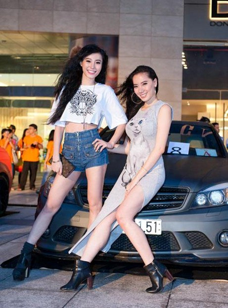 Lanna Huỳnh, em gái cùng mẹ khác cha của Chung Thục Quyên, sinh năm 1991. Sở hữu chiều cao 1m70 và nhan sắc không hề kém cạnh cô chị. Lana Huỳnh có ý định lấn sân showbiz theo chị gái. HIện tại, cô đang học trường Văn hóa nghệ thuật. Ở độ tuổi 22, Lana Huỳnh thường chọn cho mình những bộ trang phục năng động, trẻ trung như đúng lứa tuổi của mình. Lanna Huỳnh, em gái cùng mẹ khác cha của Chung Thục Quyên, sinh năm 1991. Sở hữu chiều cao 1m70 và nhan sắc không hề kém cạnh cô chị. Lana Huỳnh có ý định lấn sân showbiz theo chị gái. HIện tại, cô đang học trường Văn hóa nghệ thuật. Ở độ tuổi 22, Lana Huỳnh thường chọn cho mình những bộ trang phục năng động, trẻ trung như đúng lứa tuổi của mình.