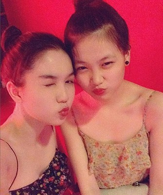 Cô em gái cùng cha khác mẹ của Ngọc Trinh được biết đến khi Nữ hoàng nội y đưa một bức ảnh hai chị em lên trang cá nhân của mình. Em gái Ngọc Trinh có làn da trắng và chiếc mũi giống hệt chị. Bên cạnh đó, cô còn sở hữu gương mặt cũng rất đáng yêu. Hiện tại, cô em gái này đang phụ chị gái mình trong công việc kinh doanh. Mặc dù không lấn sân showbiz nhưng nhờ vào tiếng tăm đình đám của chị gái, em gái Ngọc Trinh được nhiều người chú ý không kém. Cô em gái cùng cha khác mẹ của Ngọc Trinh được biết đến khi Nữ hoàng nội y đưa một bức ảnh hai chị em lên trang cá nhân của mình. Em gái Ngọc Trinh có làn da trắng và chiếc mũi giống hệt chị. Bên cạnh đó, cô còn sở hữu gương mặt cũng rất đáng yêu. Hiện tại, cô em gái này đang phụ chị gái mình trong công việc kinh doanh. Mặc dù không lấn sân showbiz nhưng nhờ vào tiếng tăm đình đám của chị gái, em gái Ngọc Trinh được nhiều người chú ý không kém.