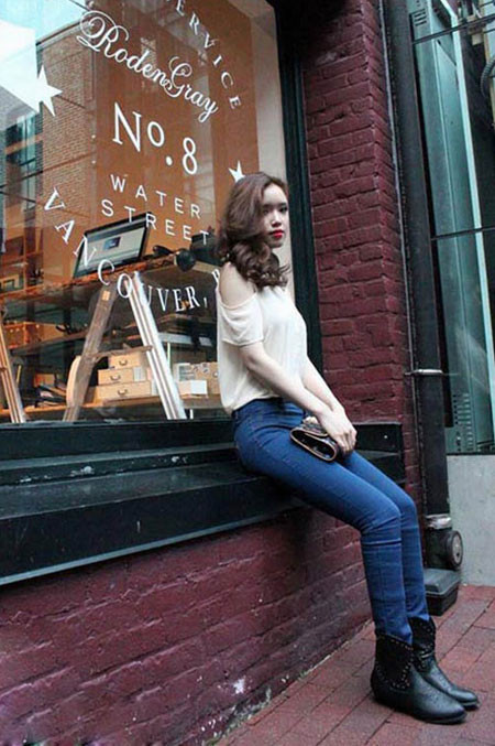 Hiện tại, cô đang theo học tại trường Cao đẳng Columbia, Vancouver, Canada. Hiện tại, cô đang theo học tại trường Cao đẳng Columbia, Vancouver, Canada.