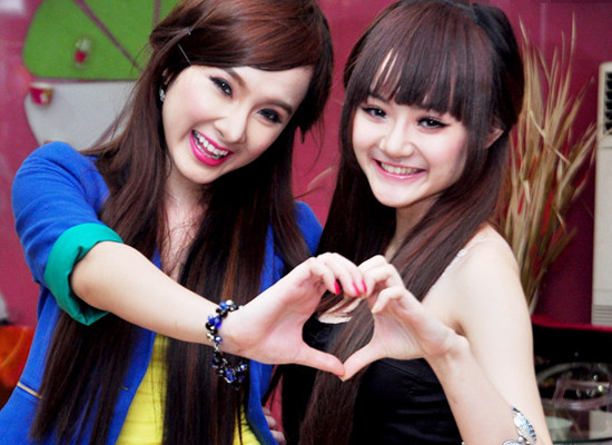 Phương Trang - em gái Angela Phương Trinh, năm nay 17 tuổi, mặc dù không sở hữu vóc dáng thanh mảnh như chị gái mình song cô em Phương Trang lại sở hữu khuôn mặc rất đáng yêu. Hiện tại, Phương Trang muốn lấn sân sang ca hát với việc tung ra MV đầu tay mang tên Đừng nói đến tình yêu. Phương Trang - em gái Angela Phương Trinh, năm nay 17 tuổi, mặc dù không sở hữu vóc dáng thanh mảnh như chị gái mình song cô em Phương Trang lại sở hữu khuôn mặc rất đáng yêu. Hiện tại, Phương Trang muốn lấn sân sang ca hát với việc tung ra MV đầu tay mang tên Đừng nói đến tình yêu.