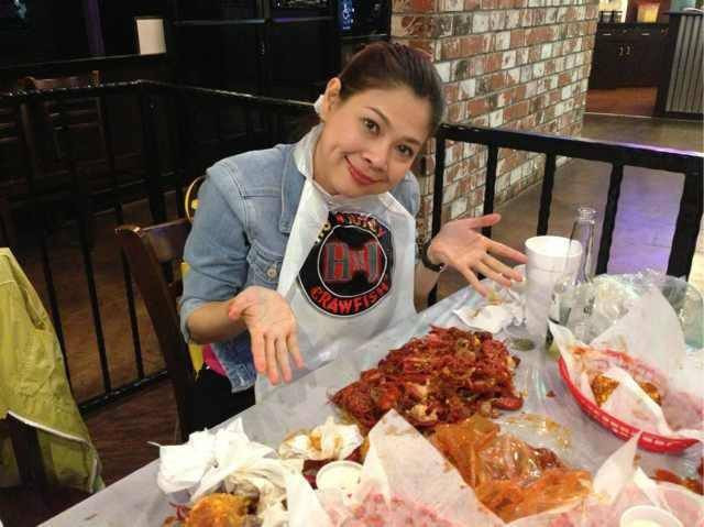 "Đã kịp làm chầu crawfish trước khi về Việt Nam kkkk...." là chia sẻ đáng yêu của Thanh Thảo về bức hình.