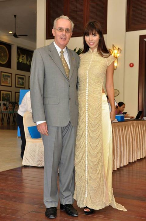 Hà Anh đăng ảnh mặc áo dài kèm chia sẻ: "Do I look sweet in áo dài , Vietnamese traditional dress guys?"