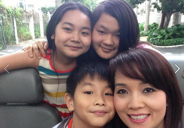 Chị chia sẻ: "Đền bù cho các con yêu vì ngày Quốc tế thiếu nhi mẹ vắng nhà. Hôm nay đưa các con đi xe mui trần hóng mát, đi ăn uống, đi xem phim và đi mua quà....