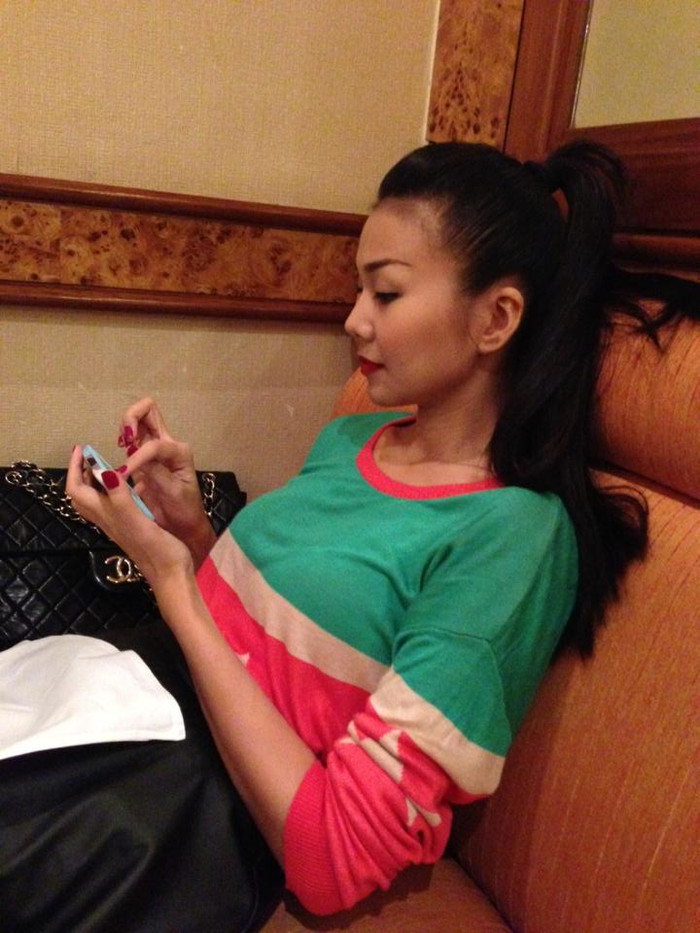 "Nhiều người hay phàn nàn tại sao lúc nào mình cũng cầm điện thoại trên tay 24/24 ở hầu hết những tấm hình...vì mình thik nó, nó "trung thành" nhất...nghe rất nhiều nhưng chẳng bao giờ hé ra nữa lời dù là ú ớ...", người mẫu Thanh Hằng bày tỏ.