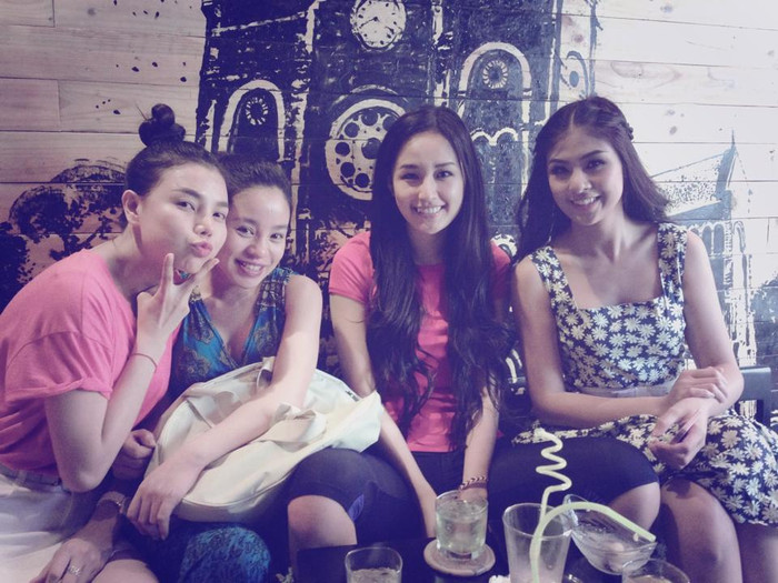 Trà Ngọc Hằng đăng tải những hình ảnh thú vị khi gặp gỡ Mai Phương Thúy và bạn bè: "Buổi trưa mọi người đến ăn trưa nè...hihi...156A Bùi thị Xuân quân 1...hihi...".