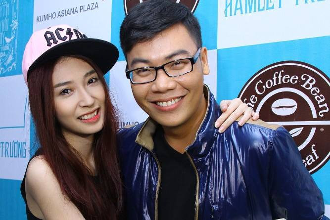 "Hôm qua bạn nào gặp Quỳnh thì vào điểm danh nào, hí hí, các bạn đã đọc "Tay tìm tay níu tay" chưa, bạn thích câu chuyện nào nhất?. "