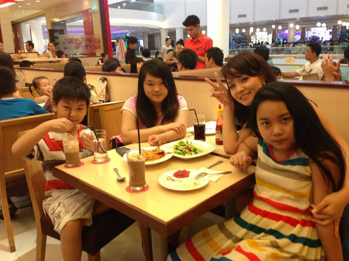 ... Cảm ơn bà ngoại dù ở xa nhưng vẫn luôn nhớ đến các cháu, hôm nay HA và AK rất vui vì được thoả sức mua quà tặng theo ý mình. 2 cháu cảm ơn Bà và chúc Bà luôn mạnh khoẻ nhé. Chúng cháu rất yêu Bà!"