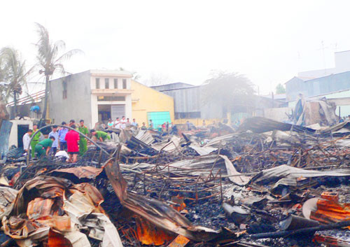 Nhà cửa bị ngọn lửa thiêu rụi hoàn toàn. Nhà cửa bị ngọn lửa thiêu rụi hoàn toàn.