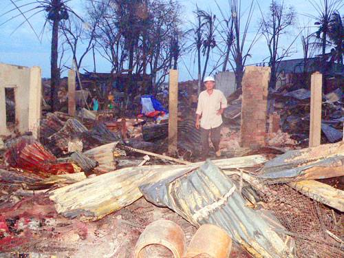 Hàng chục căn nhà bị cháy ra tro. Hàng chục căn nhà bị cháy ra tro.