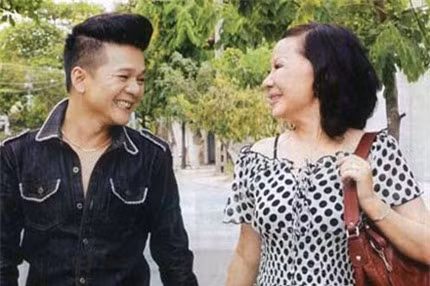 Ca sĩ Vũ Hà và người vợ của mình. (Ảnh KT)