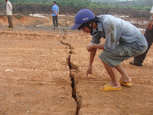 Các vết nứt mới tiếp tục lan rộng ra giữa đập và có nguy cơ bị vỡ tiếp nếu mưa xuống. Các vết nứt mới tiếp tục lan rộng ra giữa đập và có nguy cơ bị vỡ tiếp nếu mưa xuống.