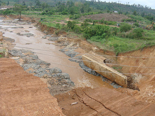 Ống xả đáy bị nước xé toác và kéo văng xa. Ống xả đáy bị nước xé toác và kéo văng xa.