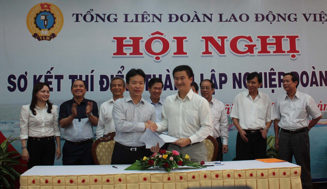 Công ty PVM tặng cam kết hổ trợ cho ngư dân. Công ty PVM tặng cam kết hổ trợ cho ngư dân.