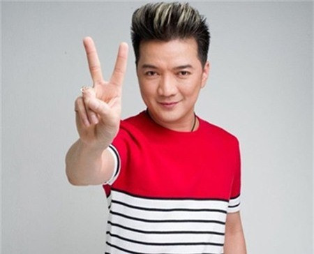 “Chưa có nghệ sĩ nào tại Việt Nam có khả năng thay đổi được mặt bằng thị trường âm nhạc trong suốt mấy chục năm qua, dù họ luôn được tung hê nghe có vẻ rất ghê gớm” “Chưa có nghệ sĩ nào tại Việt Nam có khả năng thay đổi được mặt bằng thị trường âm nhạc trong suốt mấy chục năm qua, dù họ luôn được tung hê nghe có vẻ rất ghê gớm”