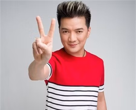 “Chưa có nghệ sĩ nào tại Việt Nam có khả năng thay đổi được mặt bằng thị trường âm nhạc trong suốt mấy chục năm qua, dù họ luôn được tung hê nghe có vẻ rất ghê gớm” “Chưa có nghệ sĩ nào tại Việt Nam có khả năng thay đổi được mặt bằng thị trường âm nhạc trong suốt mấy chục năm qua, dù họ luôn được tung hê nghe có vẻ rất ghê gớm”