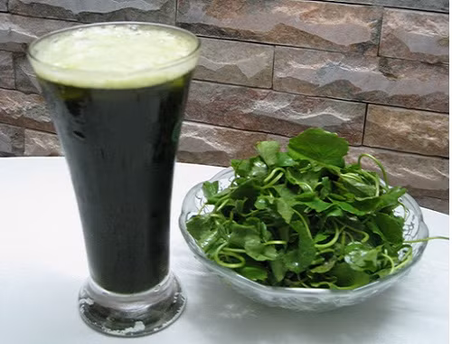 Nước rau má giúp thanh nhiệt.