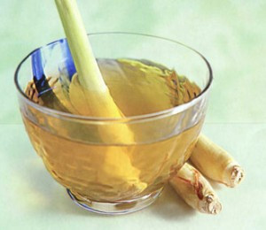 Sả còn được dùng để cất tinh dầu. Sả còn được dùng để cất tinh dầu.