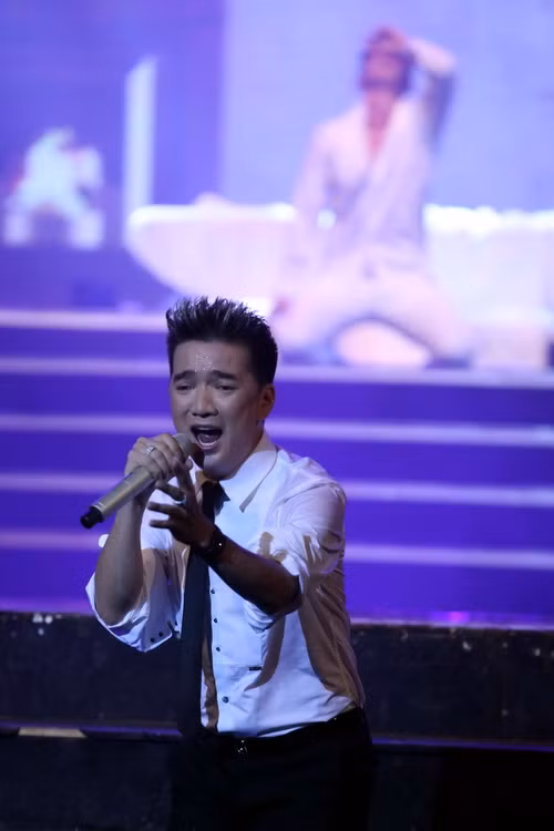 Đàm Vĩnh Hưng cho biết Góc khuất là ca khúc của nhạc sĩ Trương Lê Sơn được diễn viên hài Gia Bảo "đặt hàng". Tuy nhiên, sau khi nghe thử, Mr Đàm đã thuyết phục Gia Bảo nhường lại bài hát này cho mình.