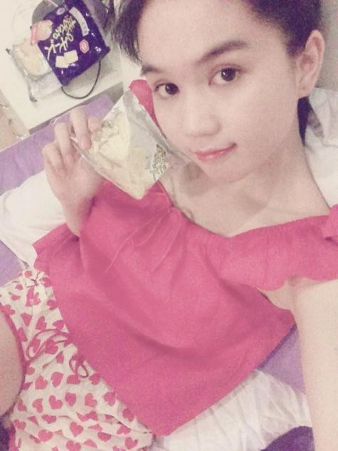 Ngọc Trinh xuất hiện giản dị trong bộ đồ ngủ. Cô chia sẻ: "Trinh được người bạn tặng cho bánh này.. .Giờ ăn mỗi tối khi xem phim bị nghiện lun zòiiii nhưng không biết mua ở đâu?? Có bạn nào biết chỉ Trinh với huhu". Ngọc Trinh xuất hiện giản dị trong bộ đồ ngủ. Cô chia sẻ: "Trinh được người bạn tặng cho bánh này.. .Giờ ăn mỗi tối khi xem phim bị nghiện lun zòiiii nhưng không biết mua ở đâu?? Có bạn nào biết chỉ Trinh với huhu".